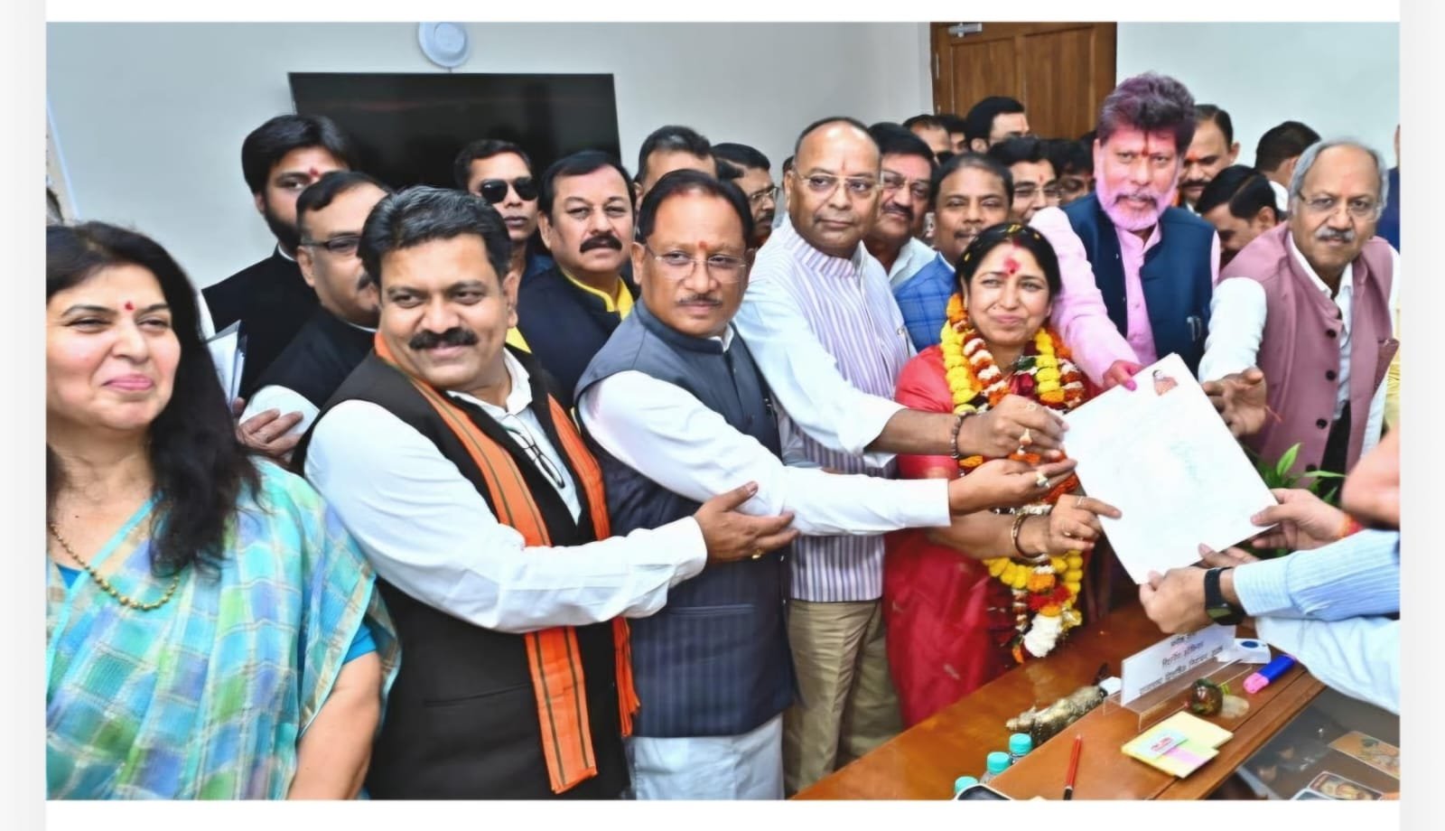 लक्ष्मी वर्मा एवं फूलो देवी नेताम ने राज्यसभा निर्वाचन के लिए नाम-निर्देशन पत्र भरा.