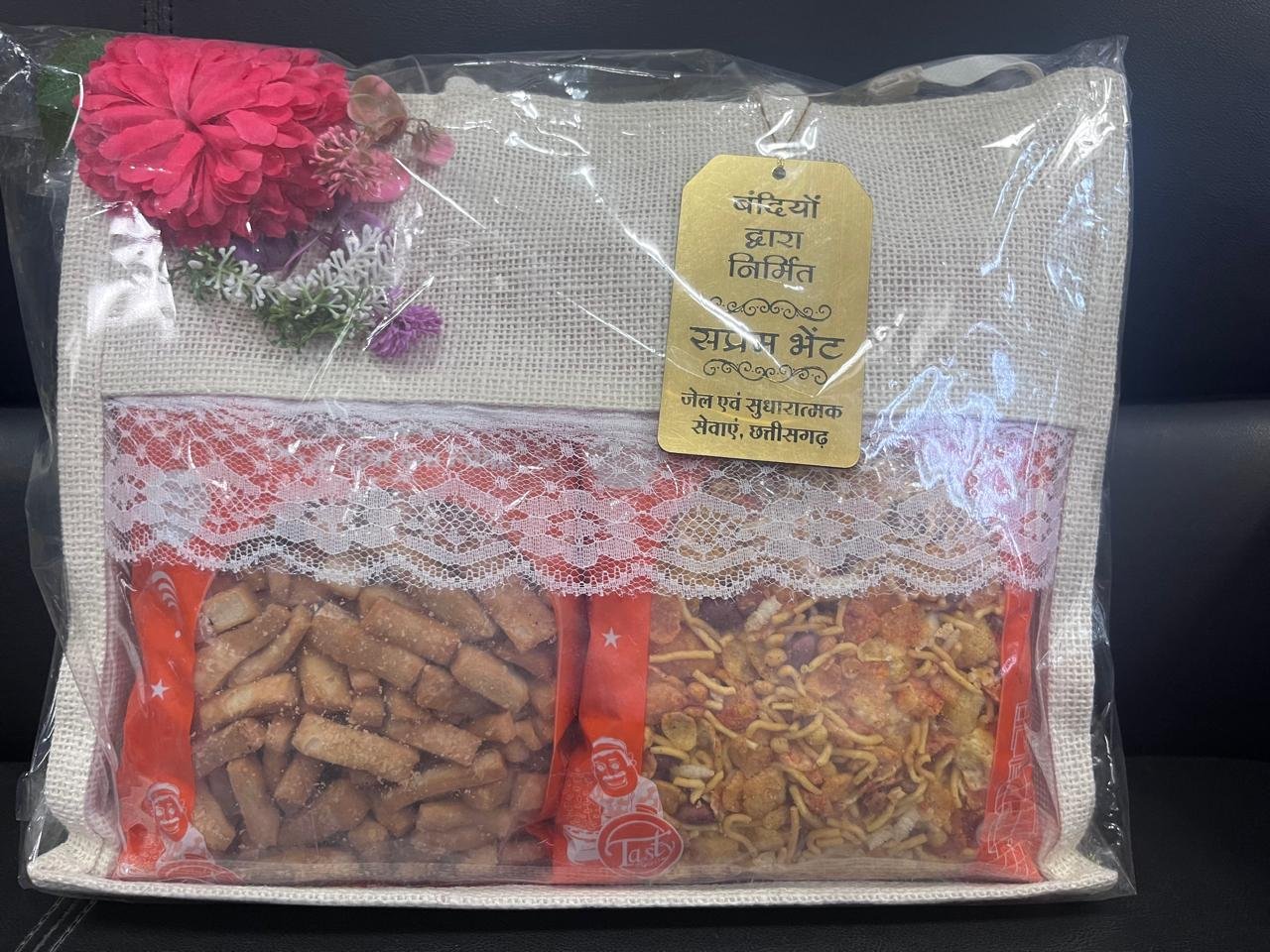 केन्द्रीय जेल रायपुर के बंदियों द्वारा निर्मित नमकीन उत्पादों का विधानसभा सदस्यों ने लिया आनंद