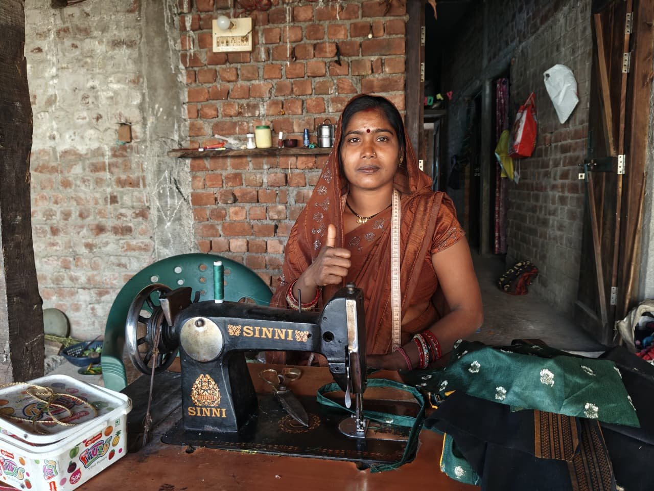 महतारी वंदन योजना ने संवारी भगवती की गृहस्थी, सिलाई मशीन से आसान हुईं स्वावलंबन की राह