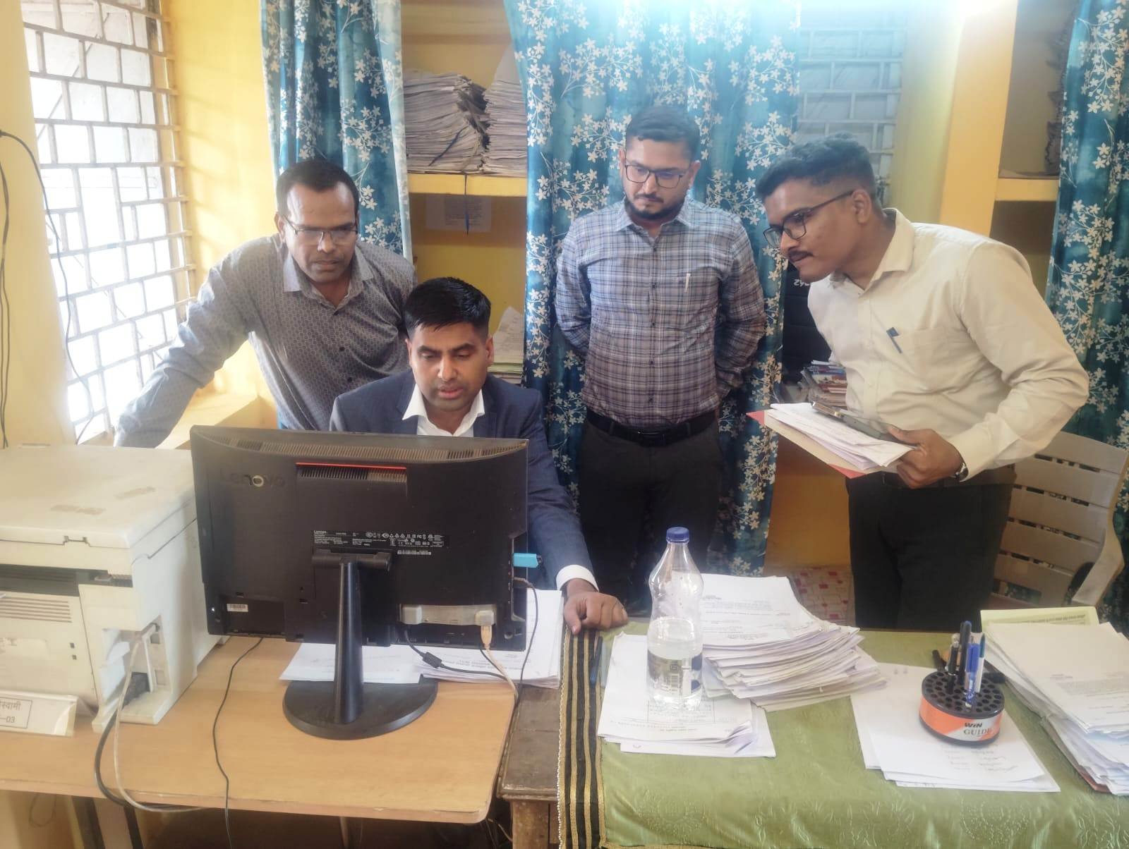 कलेक्टर ने नायब तहसीलदार कार्यालय तुमड़ीबोड़ का किया औचक निरीक्षण