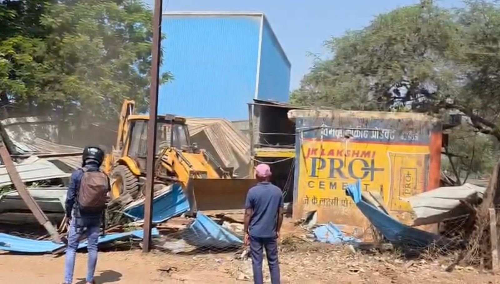 जिला प्रशासन द्वारा अतिक्रमण हटाने की गई कार्रवाई  *- ग्राम समोदा में हटाई गई अवैध कब्जा*