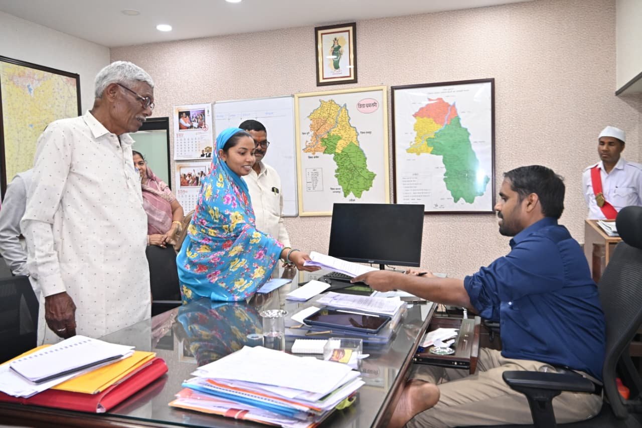 कलेक्टर ने जनदर्शन में सुनीं लोगों की मांग, समस्या और शिकायतें