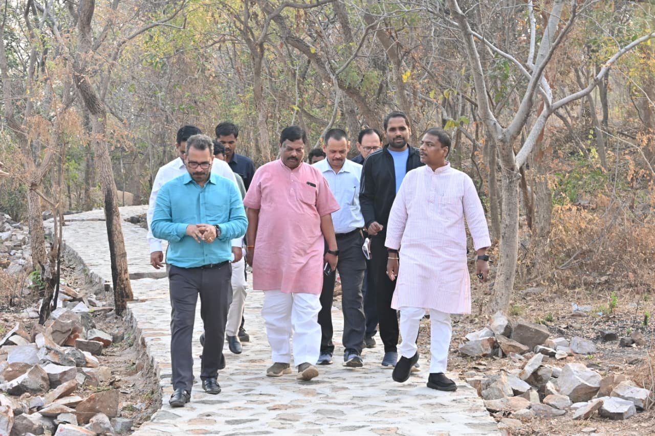 वनमंत्री केदार कश्यप ने ठेमली आईलैंड का किया निरीक्षण