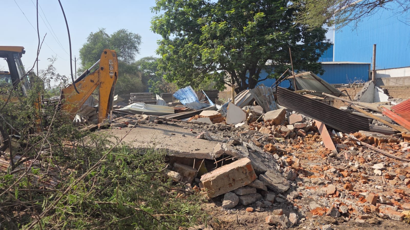 जिला प्रशासन द्वारा अतिक्रमण हटाने की गई कार्रवाई