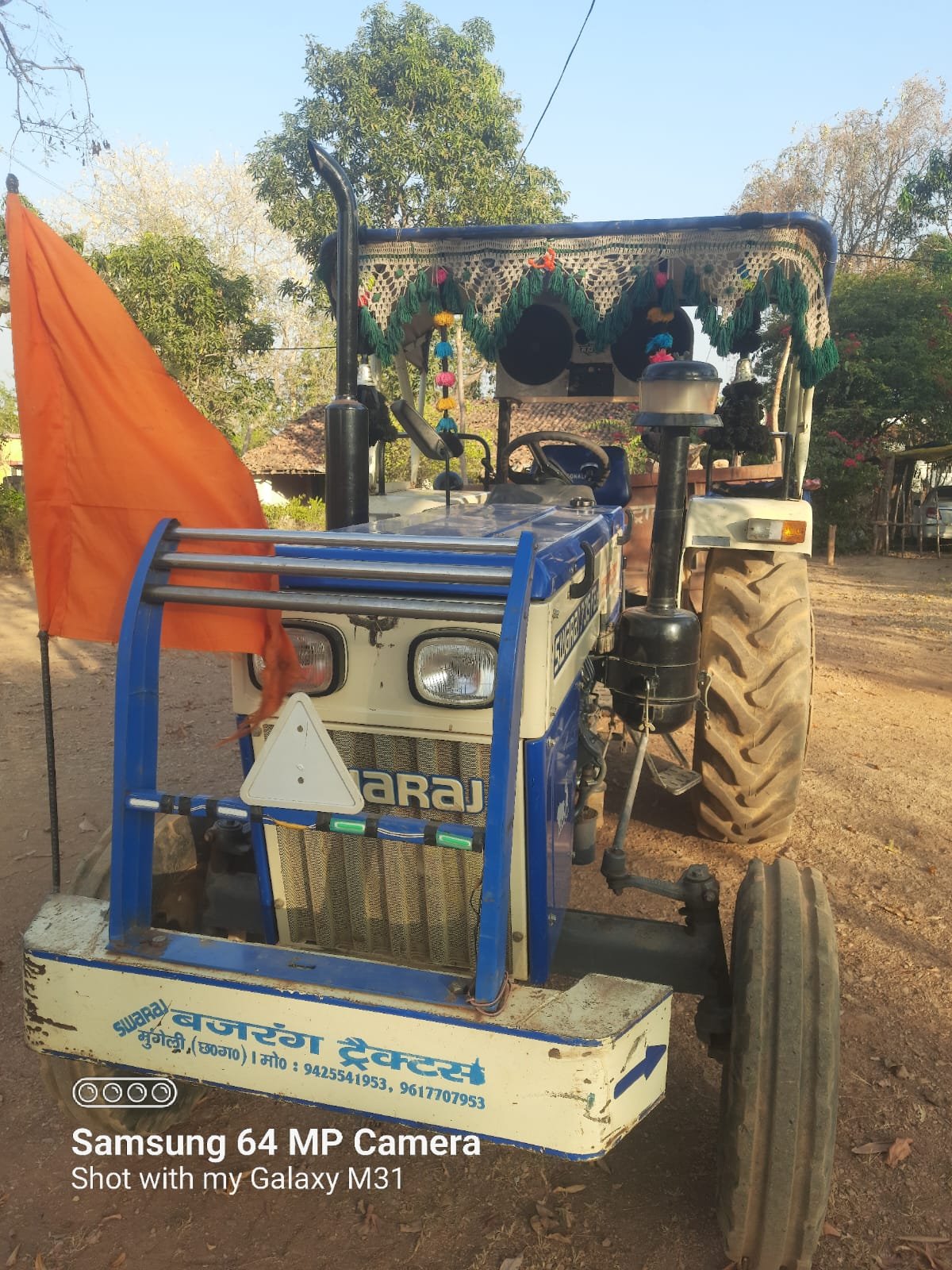 वन तस्करों पर वन विकास निगम की बड़ी कार्रवाई, अवैध लकड़ी से भरा ट्रैक्टर जप्त