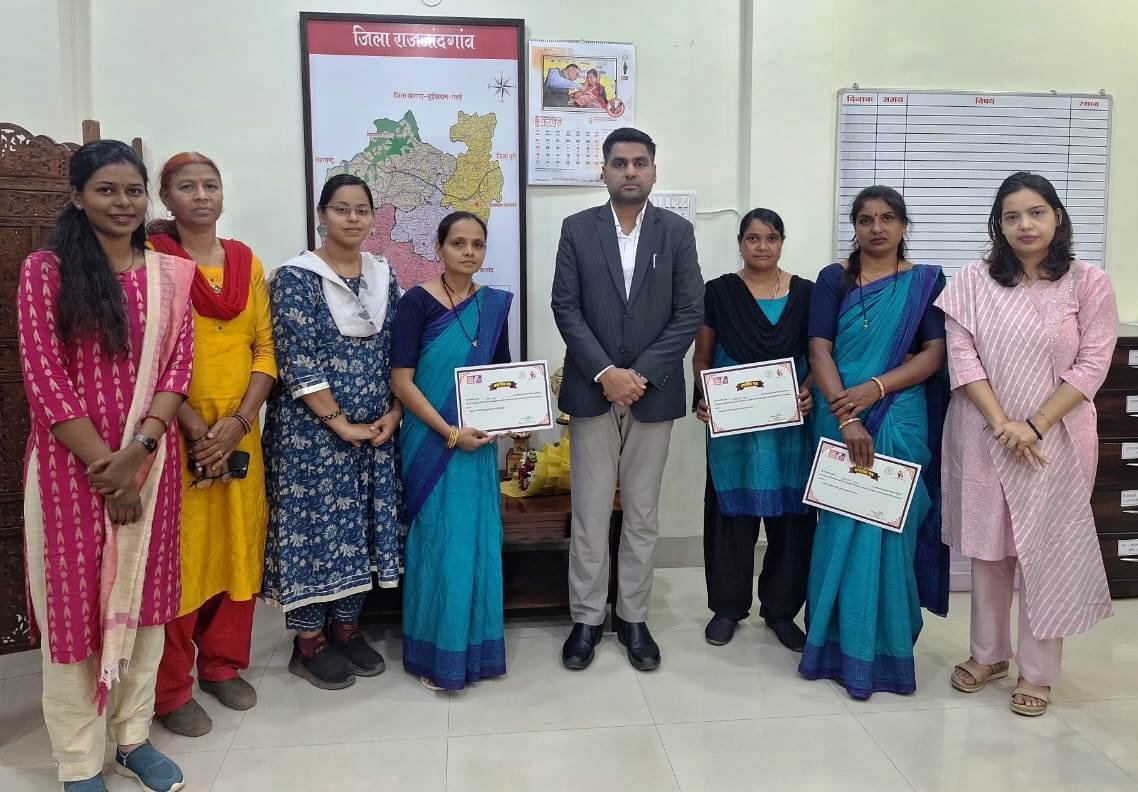 कलेक्टर ने प्रधानमंत्री सूर्यघर मुफ्त बिजली योजना से लाभान्वित हितग्राहियों का प्रशस्ति पत्र देकर किया सम्मानित