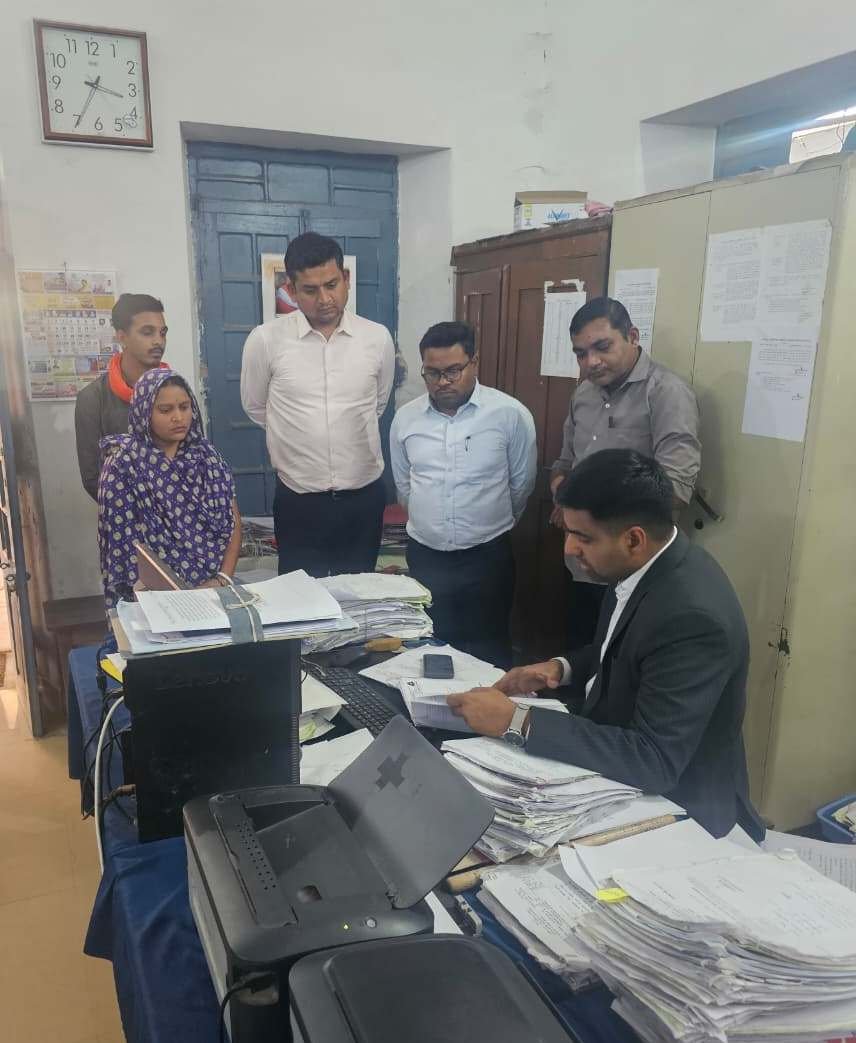 कलेक्टर ने राजनांदगांव तहसील कार्यालय का किया औचक निरीक्षण