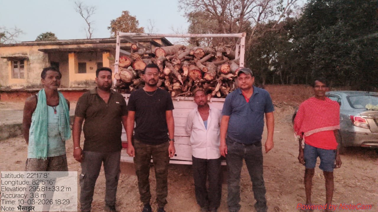 लकड़ी के अवैध परिवहन पर कार्रवाई, अवैध परिवहन करते पिकअप वाहन जप्त