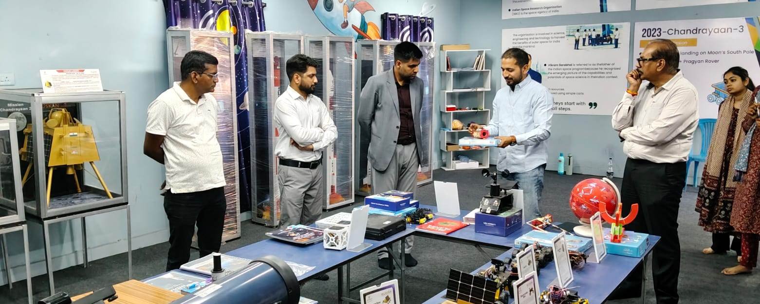कलेक्टर ने डॉ. पदुमलाल पुन्नालाल बख्शी स्कूल में स्थापित आधुनिक स्पेस लैब का किया निरीक्षण