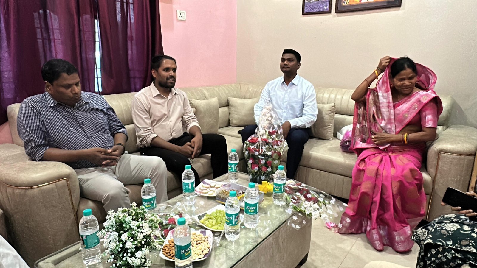 UPSC में 623 वीं रैंक हासिल करने वाले डायमंड सिंह ध्रुव से की कलेक्टर ने सौजन्य भेंट