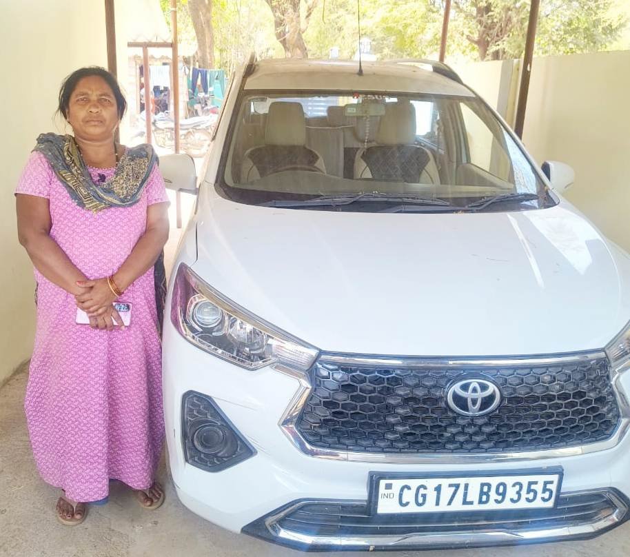 मजदूरी छोड़ राजकुमारी बनीं लखपति दीदी, बिहान से जुड़कर कर बनीं कार और ट्रेक्टर की मालकिन