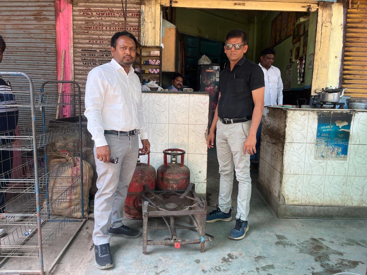 शहर के दो होटलों से तीन घरेलू गैस सिलेण्डर जब्त, खाद्य विभाग ने की कार्रवाई