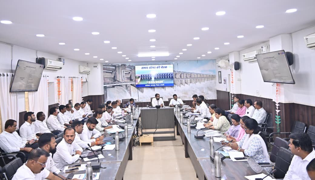 कलेक्टर की अध्यक्षता में समय सीमा की बैठक