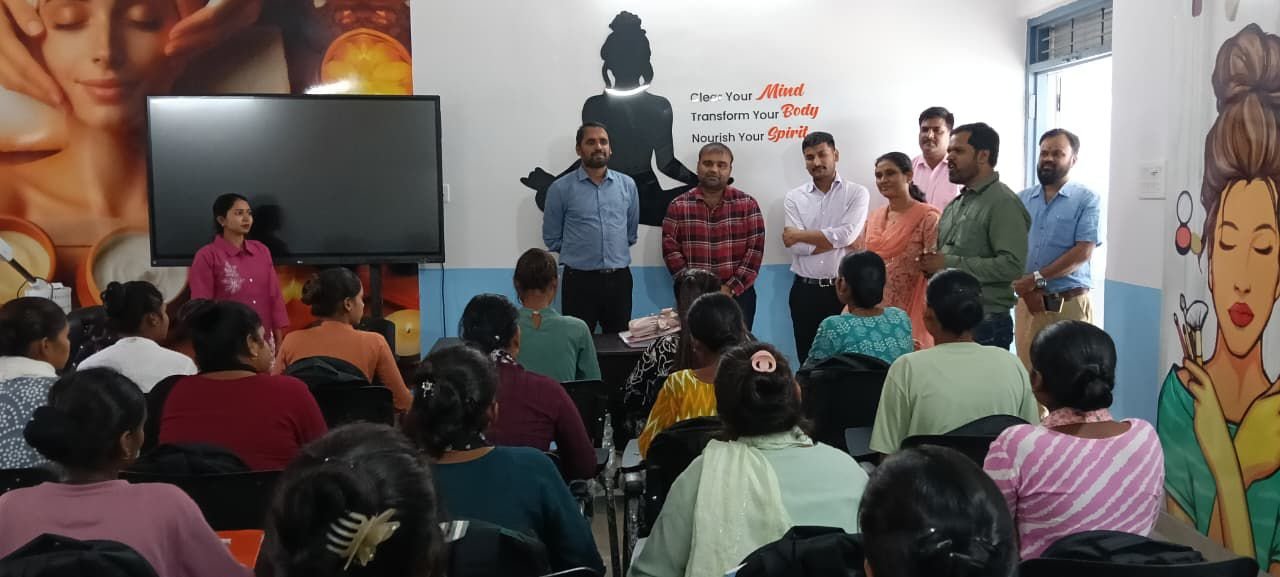 कलेक्टर मिश्रा ने किया कोलियारी स्थित मधुरिमा गुरुकुल–SEDI (कौशल एवं उद्यमिता विकास संस्थान)