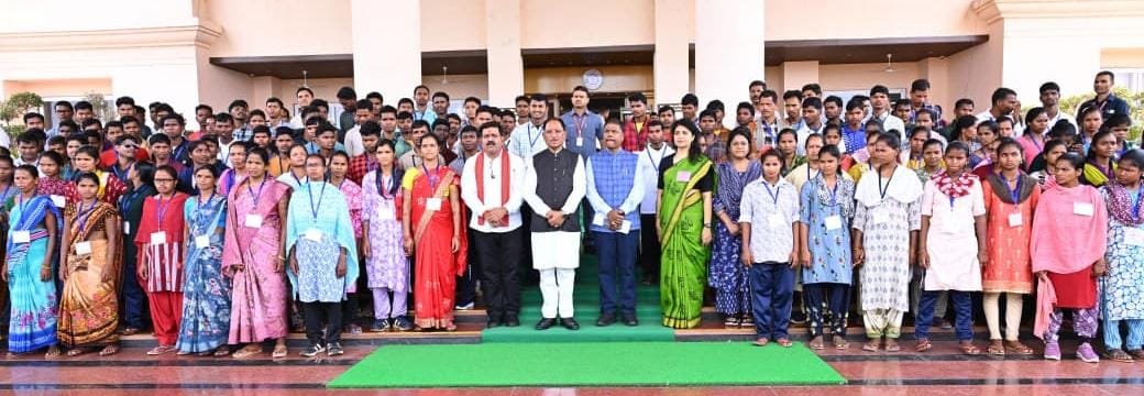 मुख्यधारा की ओर लौटता विश्वास: 140 आत्मसमर्पित नक्सलियों ने मुख्यमंत्री से की मुलाकात