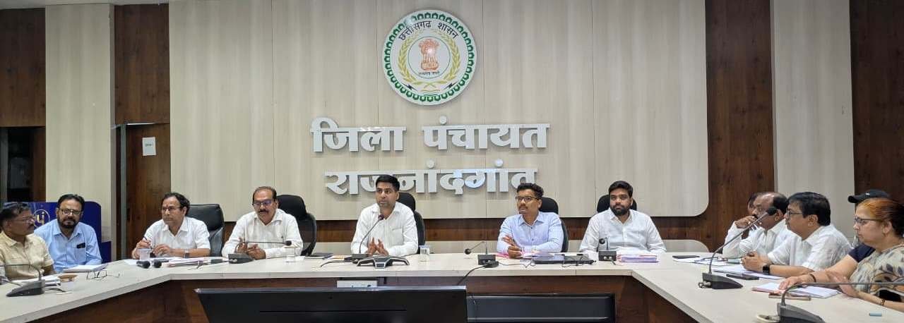 कलेक्टर ने शिक्षा विभाग के प्राचार्यों की समीक्षा बैठक ली