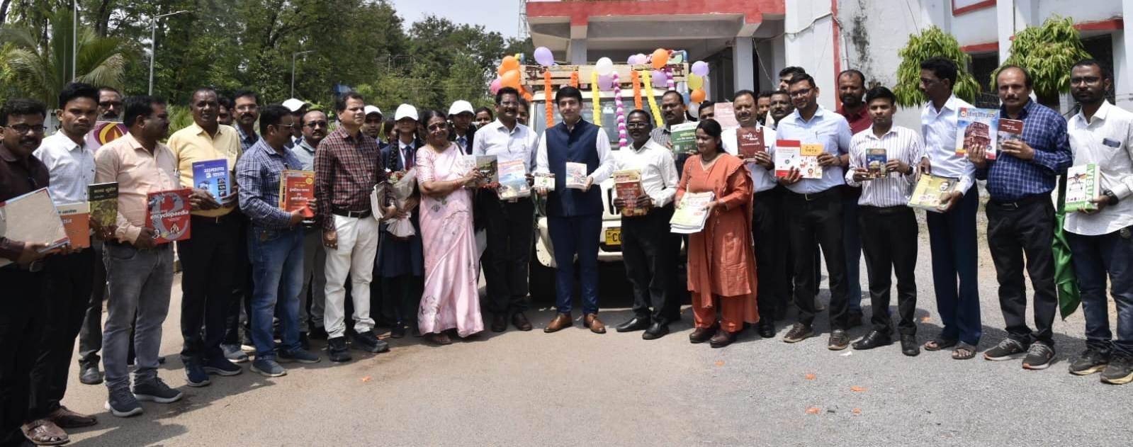 बस्तर में शुरू हुआ पुस्तक दान अभियान  कलेक्टर ने पुस्तक दान रथ को दिखाई हरी झंडी