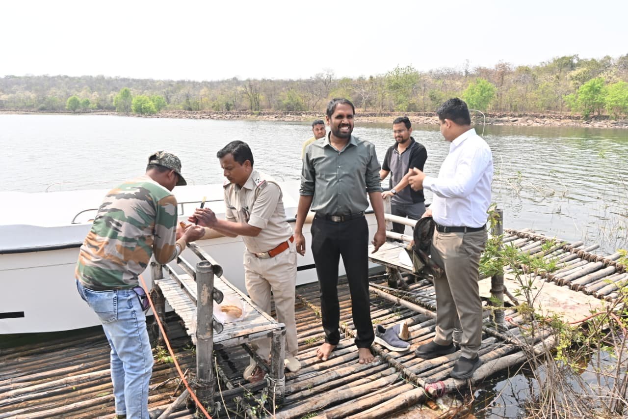 कलेक्टर ने अंगारमोती माता मंदिर पहुंचकर व्यवस्थाएँ देखी,नौकायन प्रतियोगिता की तैयारियों का भी लिया जायजा