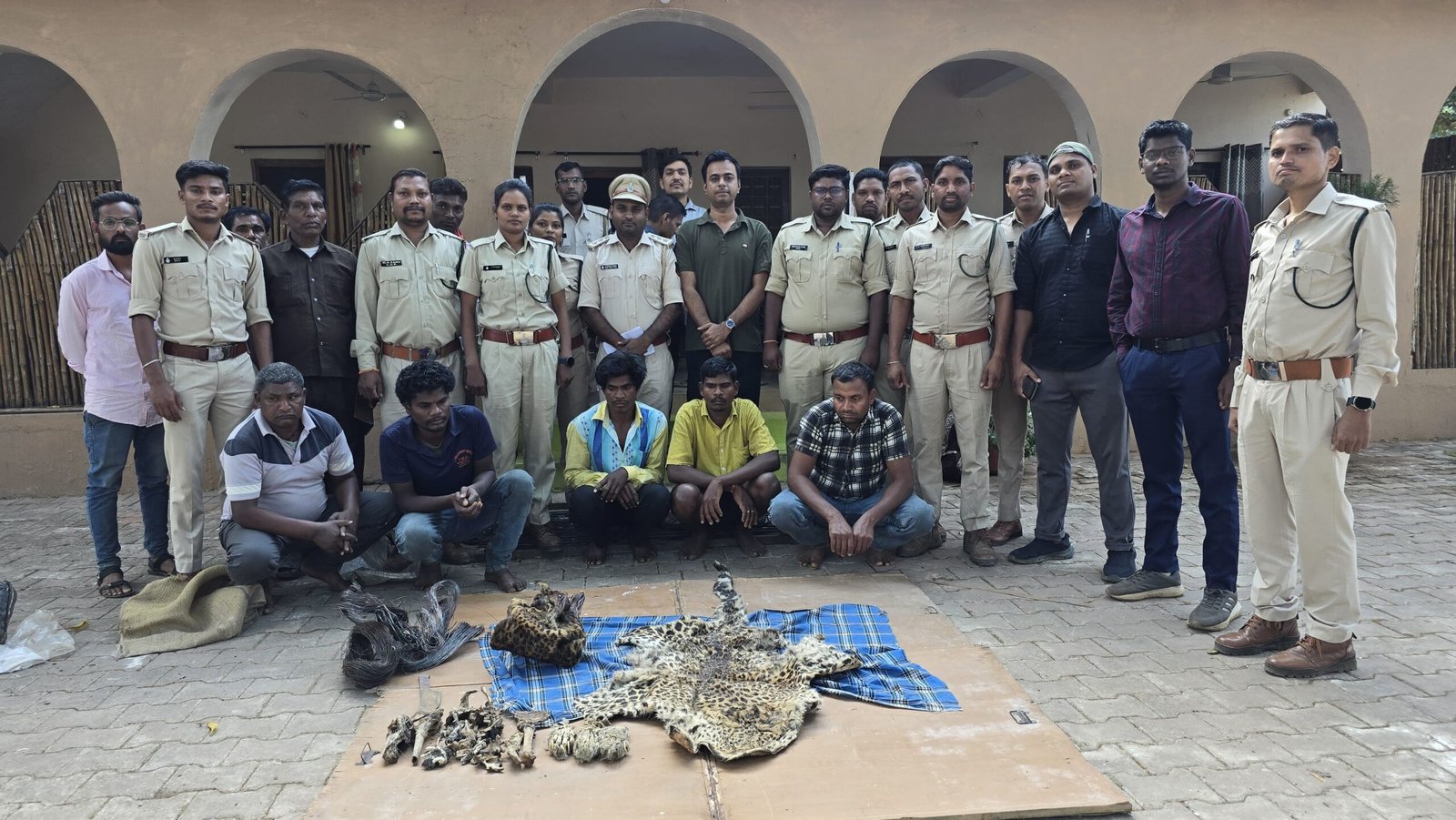 कवर्धा वनमंडल द्वारा तेंदुआ खाल जप्त, 5 आरोपी गिरफ्तार