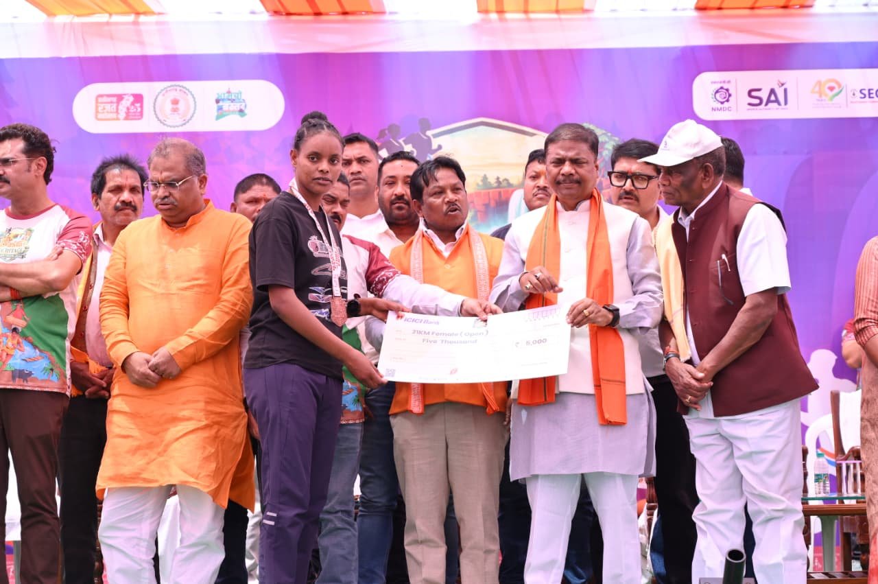 बस्तर हेरिटेज मैराथन 2026, 9,800 से अधिक धावकों के साथ रचा इतिहास, वैश्विक मंच पर चमका बस्तर