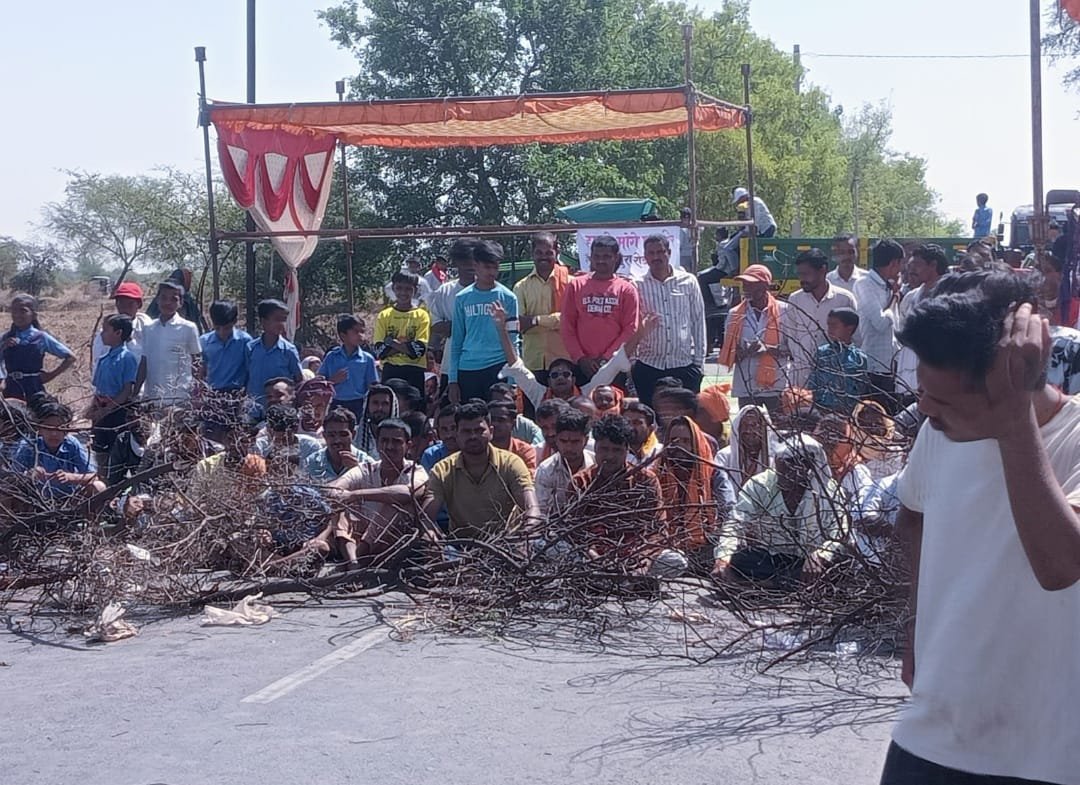 सड़क निर्माण की मांग को लेकर ग्रामीणों का चक्काजाम…