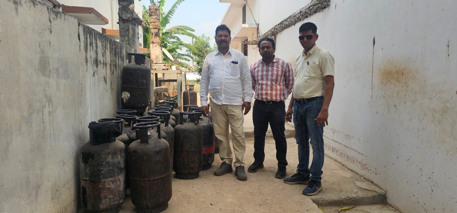 गैस सिलेंडरों की कालाबाजारी पर प्रशासन सख्त, होटल संचालक पर मामला दर्ज