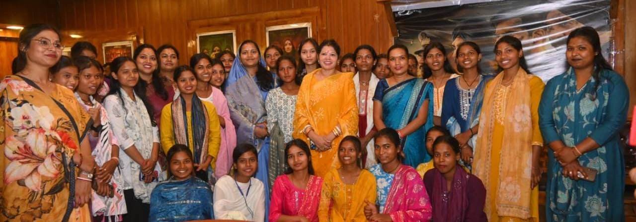 मंत्री  लक्ष्मी राजवाड़े ने 600 छात्राओं को दिखाई द केरल स्टोरी 2