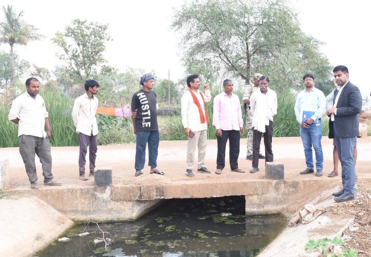 कलेक्टर ने ग्राम खजरी एवं बोटेपार में निर्माणाधीन नहर लाइनिंग कार्य का किया निरीक्षण