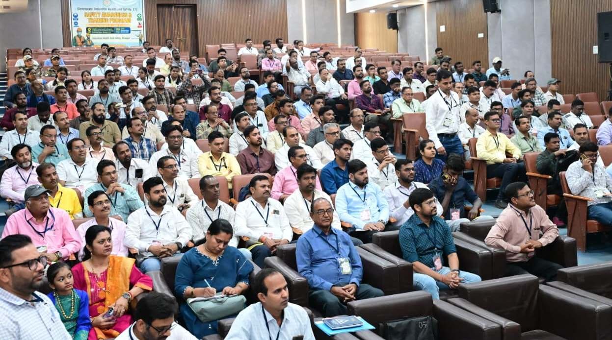 श्रमिकों की सुरक्षा सुनिश्चित करना उद्योगों की जिम्मेदारी: संभागायुक्त