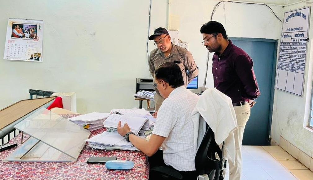 संभागायुक्त ने एसडीएम कार्यालय डोंगरगांव का किया आकस्मिक निरीक्षण