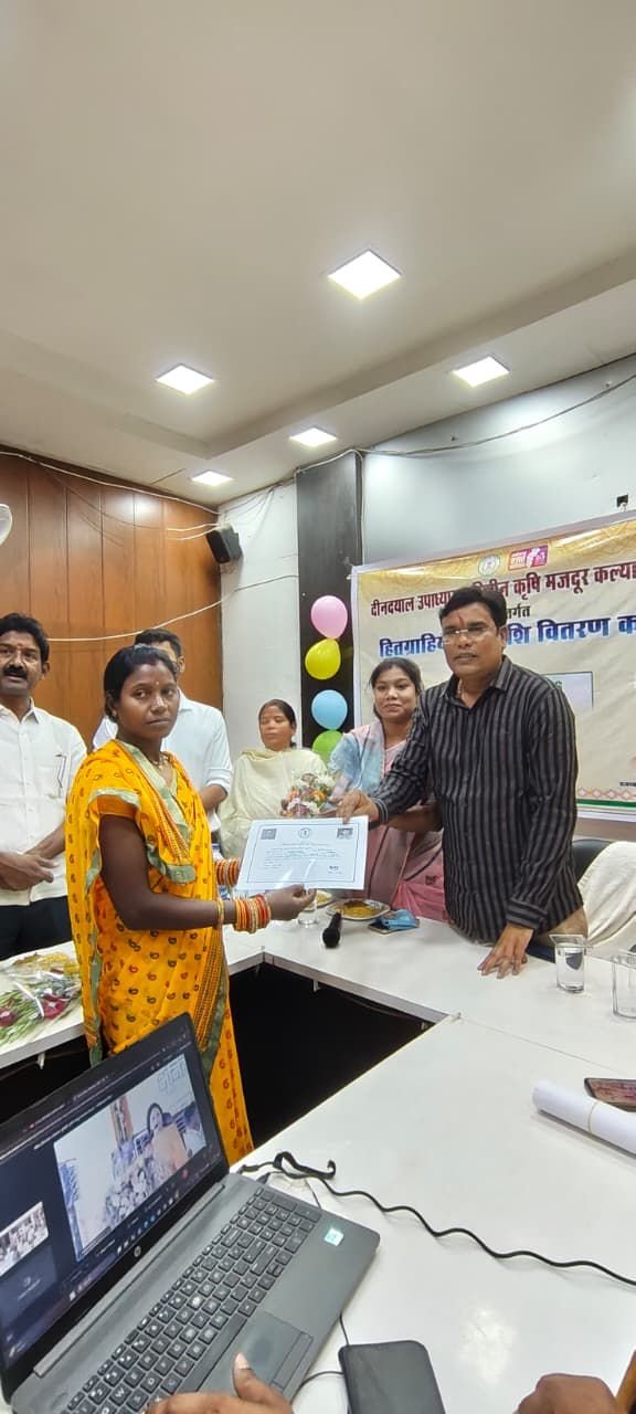 भूमिहीन कृषि मजदूरों को मिला आर्थिक संबल — धमतरी जिले के 23 हजार से अधिक हितग्राहियों के खातों में पहुंची 33 करोड़ से अधिक राशि