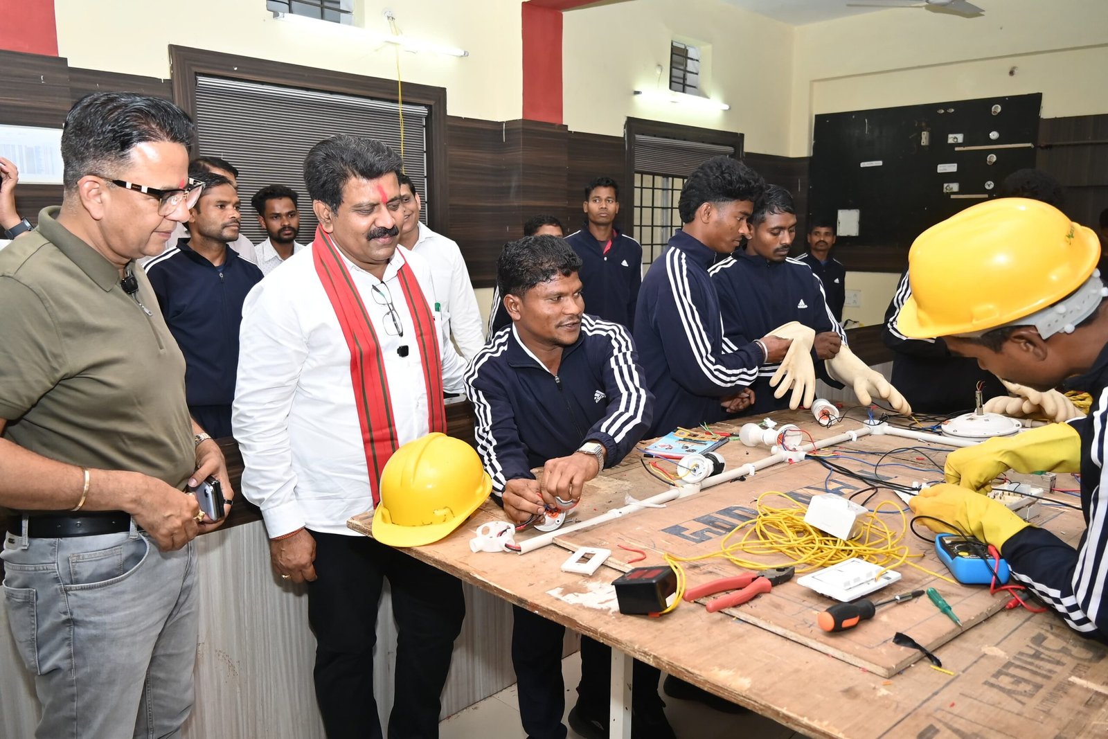 उपमुख्यमंत्री विजय शर्मा ने पुनर्वास केंद्र दंतेवाड़ा में युवाओं से की मुलाकात