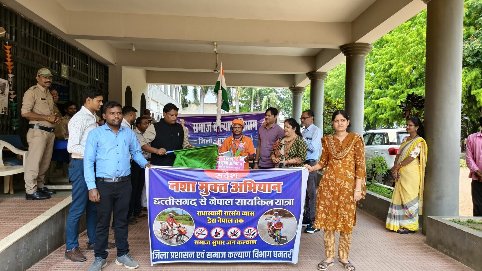 नशे के खिलाफ साइकिल पर जंग : धमतरी के तुलसीराम निकले नेपाल