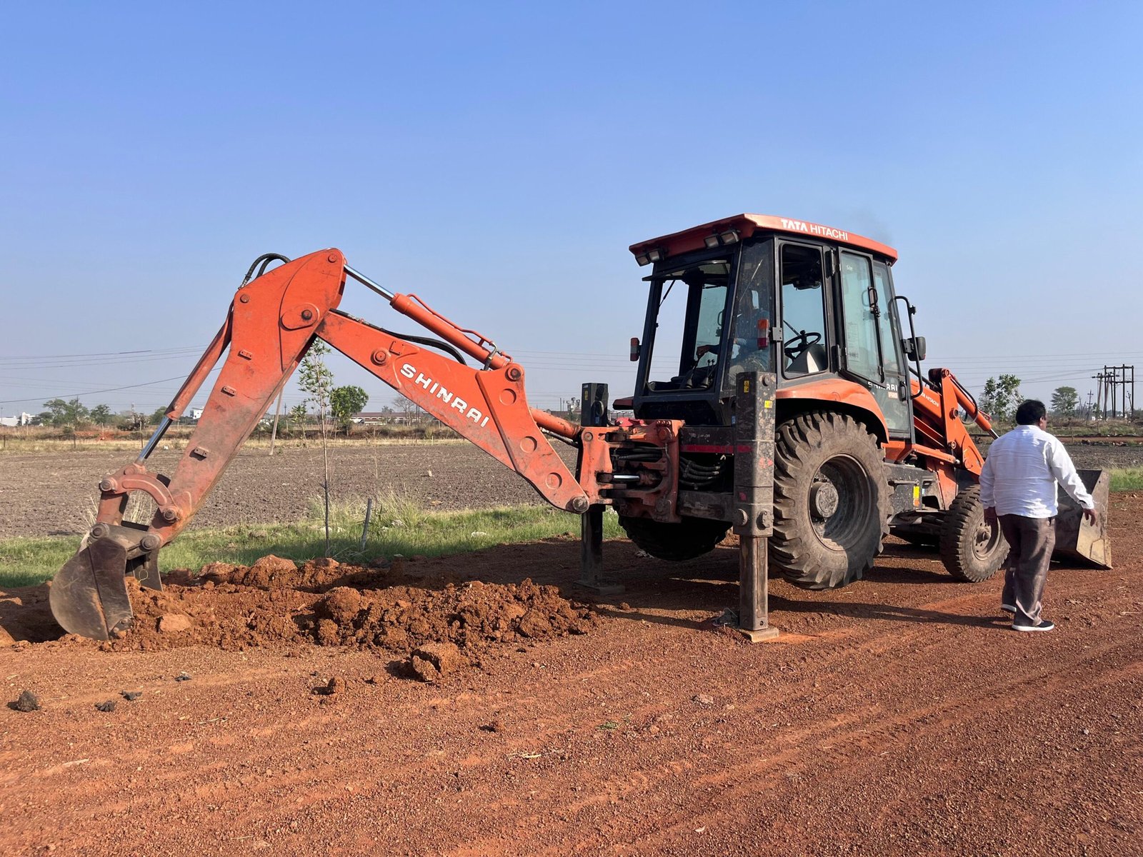 हटकेश्वर में अवैध प्लॉटिंग पर प्रशासन की बड़ी कार्रवाई, सड़क निर्माण ध्वस्त, सामग्री जब्त