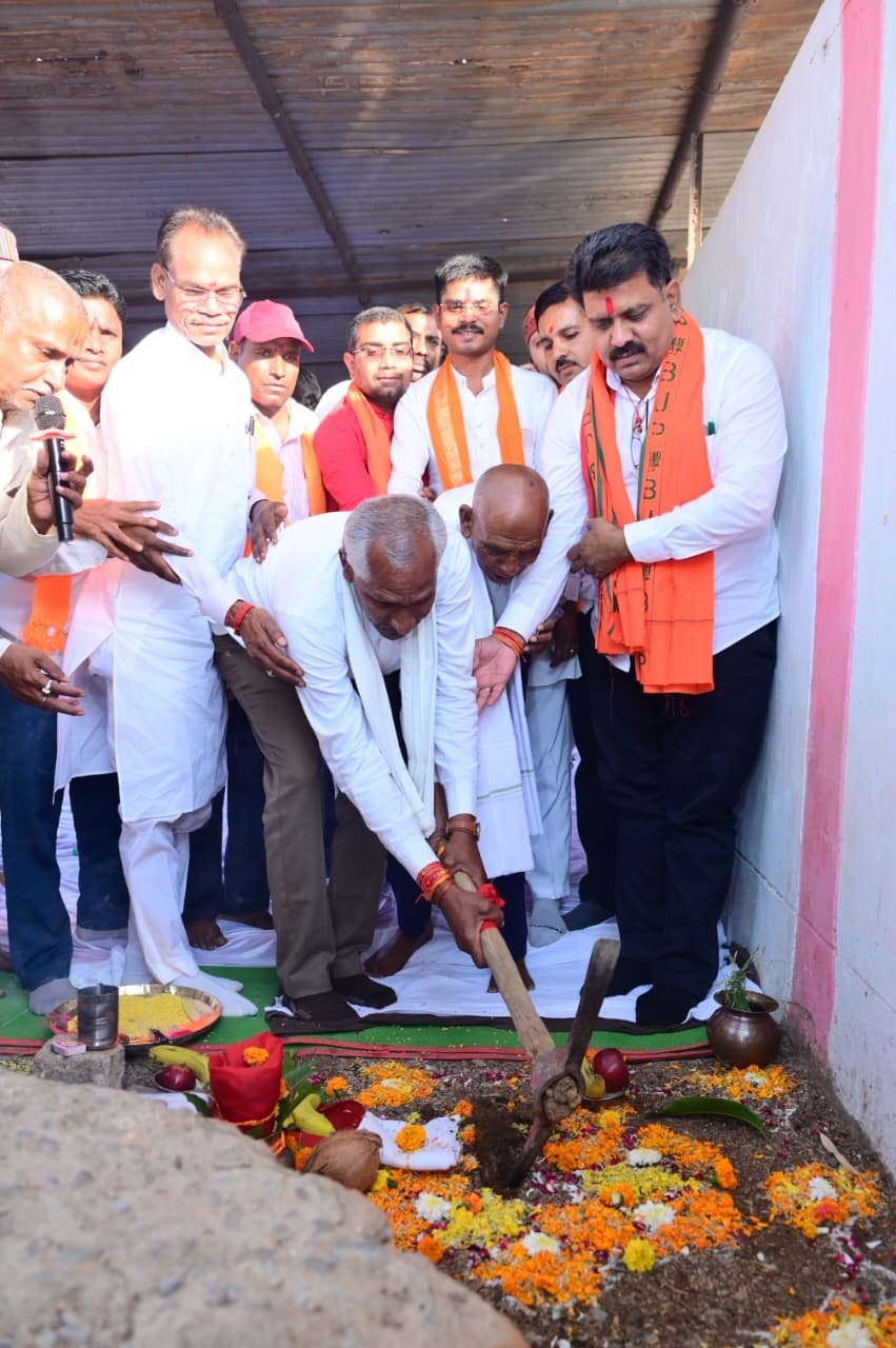 उप मुख्यमंत्री विजय शर्मा ने 8.10 करोड़ की सिंचाई परियोजना नहर लाइनिंग कार्य का किया शुभारंभ