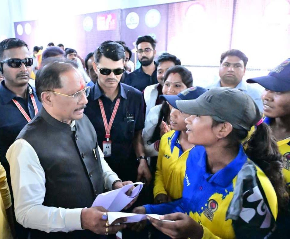 इचकेला की बेटियों ने क्रिकेट में रचा इतिहास मुख्यमंत्री साय ने किया सम्मानित, किट देकर बढ़ाया हौसला
