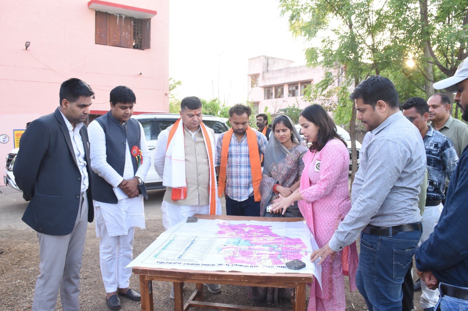 केन्द्रीय जलशक्ति राज्य मंत्री डॉ. राजभूषण चौधरी ने जिले में जल संरक्षण अंतर्गत किए जा रहे कार्यों का किया अवलोकन