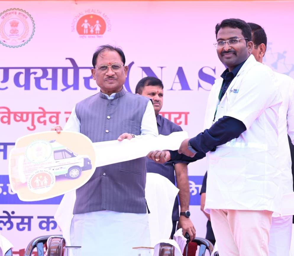 प्रदेश की लाइफलाइन हुई सशक्त: मुख्यमंत्री  विष्णुदेव साय ने 370 नई एम्बुलेंस को दिखाई हरी झंडी