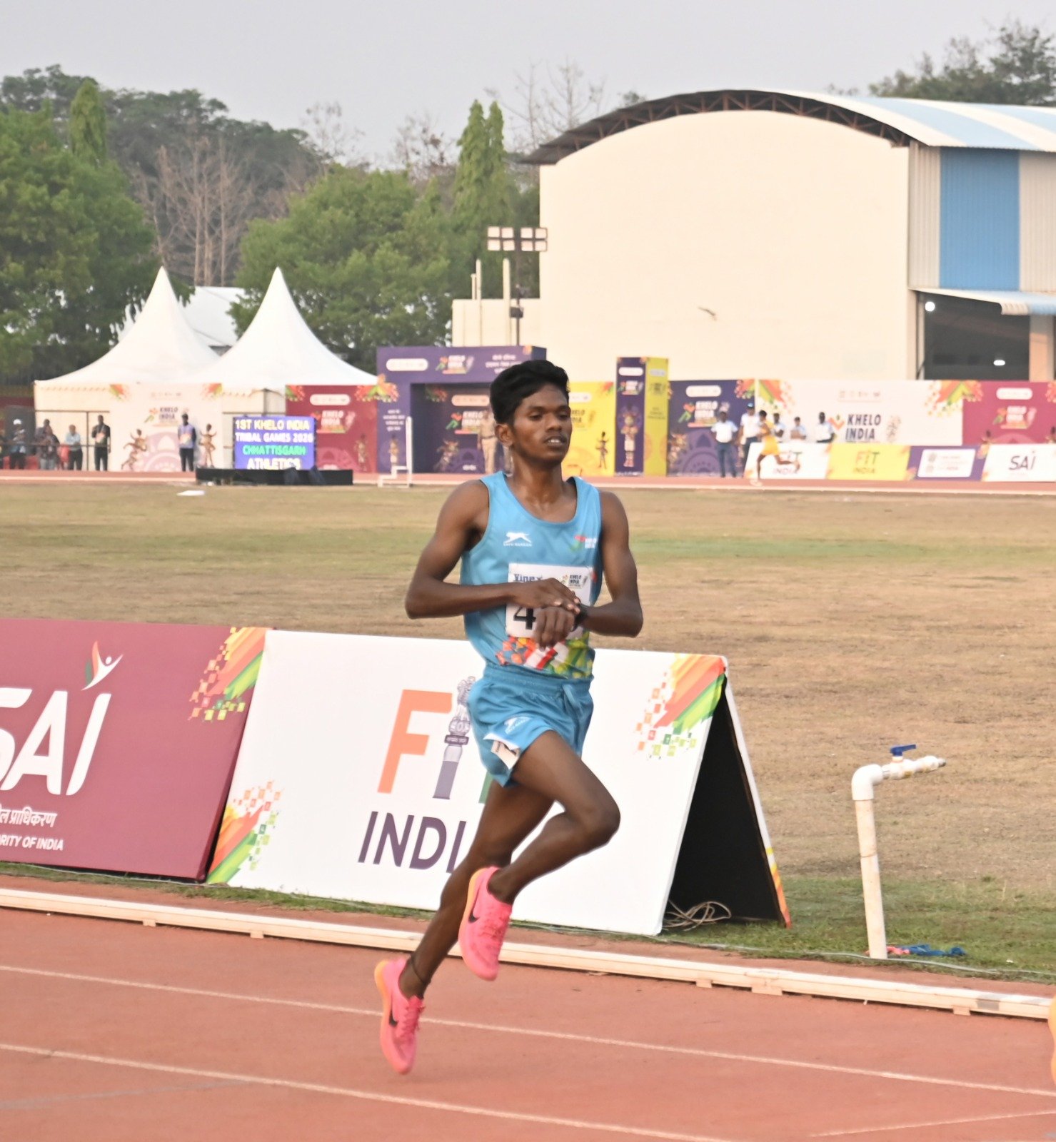 ख़ुद से सीखने वाले सूरज माशी ने उधार के स्पाइक्स पहन जीता 5000 मीटर का रजत पदक