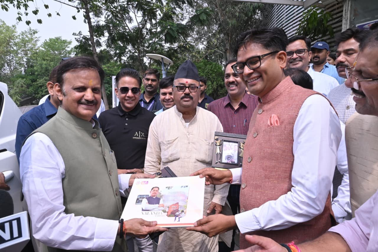 सीजीपीएससी 2025 में चयनित नालंदा लाइब्रेरी के सदस्यों का सम्मान   वित्त मंत्री ओपी चौधरी एवं कलेक्टर डॉ. गौरव सिंह ने किया सम्मानित