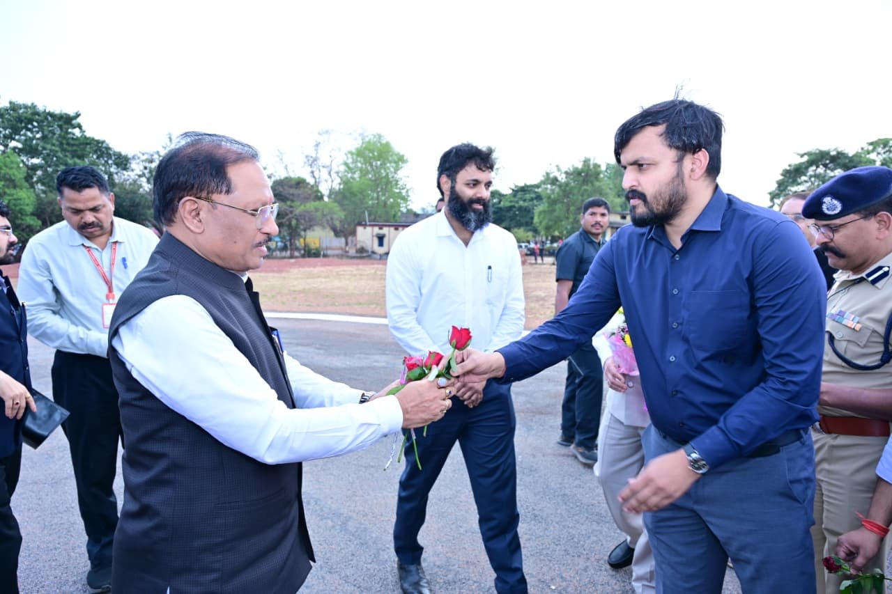मुख्यमंत्री  विष्णु देव साय का जशपुर पुलिस लाइन हेलिपैड में हुआ आत्मीय स्वागत