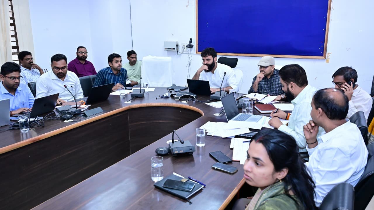 कलेक्टर ने पीएम सूर्य घर मुफ्त बिजली योजना का लाभ लोगों को देने के दिए निर्देश जल संरक्षण संवर्धन के लिए घरों में सोखता गढ्ढा बनाए