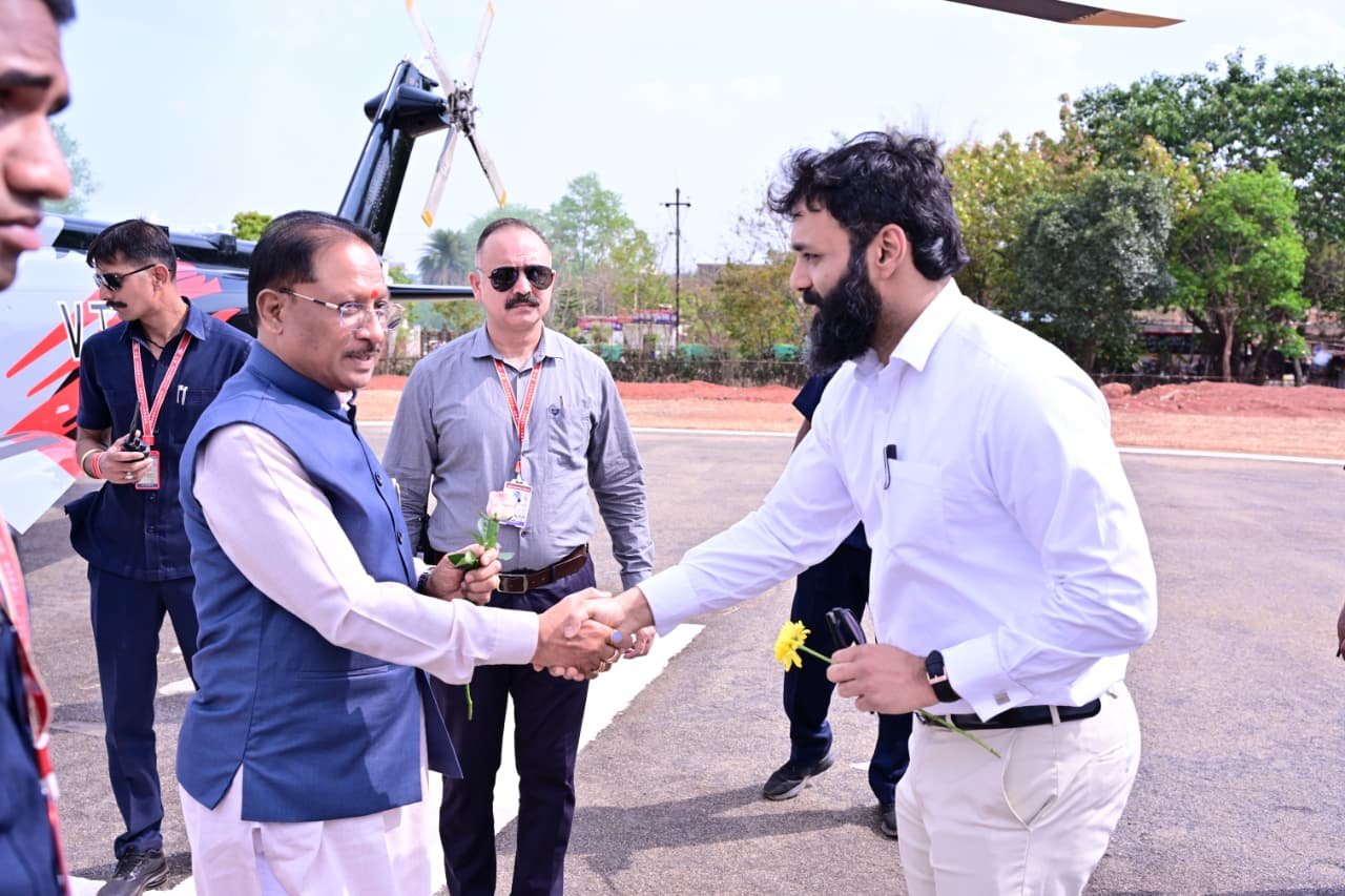 मुख्यमंत्री  विष्णुदेव साय जशपुर पहुंचे, हेलीपैड पर हुआ आत्मीय स्वागत