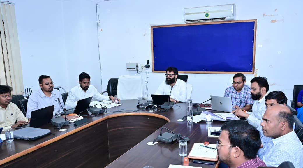 कलेक्टर ने नोडल अधिकारियों को आश्रम और छात्रावास का नियमित निरीक्षण करने के दिए निर्देश भोजन की गुणवत्ता, सुरक्षा और साफ सफाई की व्यवस्था का रिपोर्ट देंगे बैठक में अनुपस्थित होने के कारण नेशनल हाईवे के अधिकारी को कारण बताओं नोटिस जारी प्राइवेट अस्पताल प्रत्येक माह के 9 और 24 तारीख को गर्भवती महिलाओं और अन्य महिलाओं का करेंगे स्वास्थ्य जांच