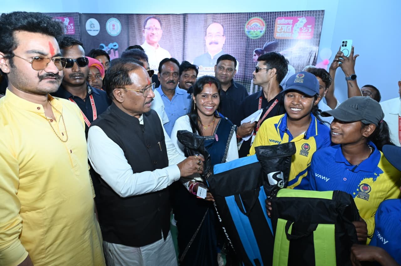 मुख्यमंत्री ने इचकेला के बालिका क्रिकेट खिलाड़ियों को दिए क्रिकेट किट बालिकाओं ने राष्ट्रीय स्तर पर जिले को किया गौरवान्वित