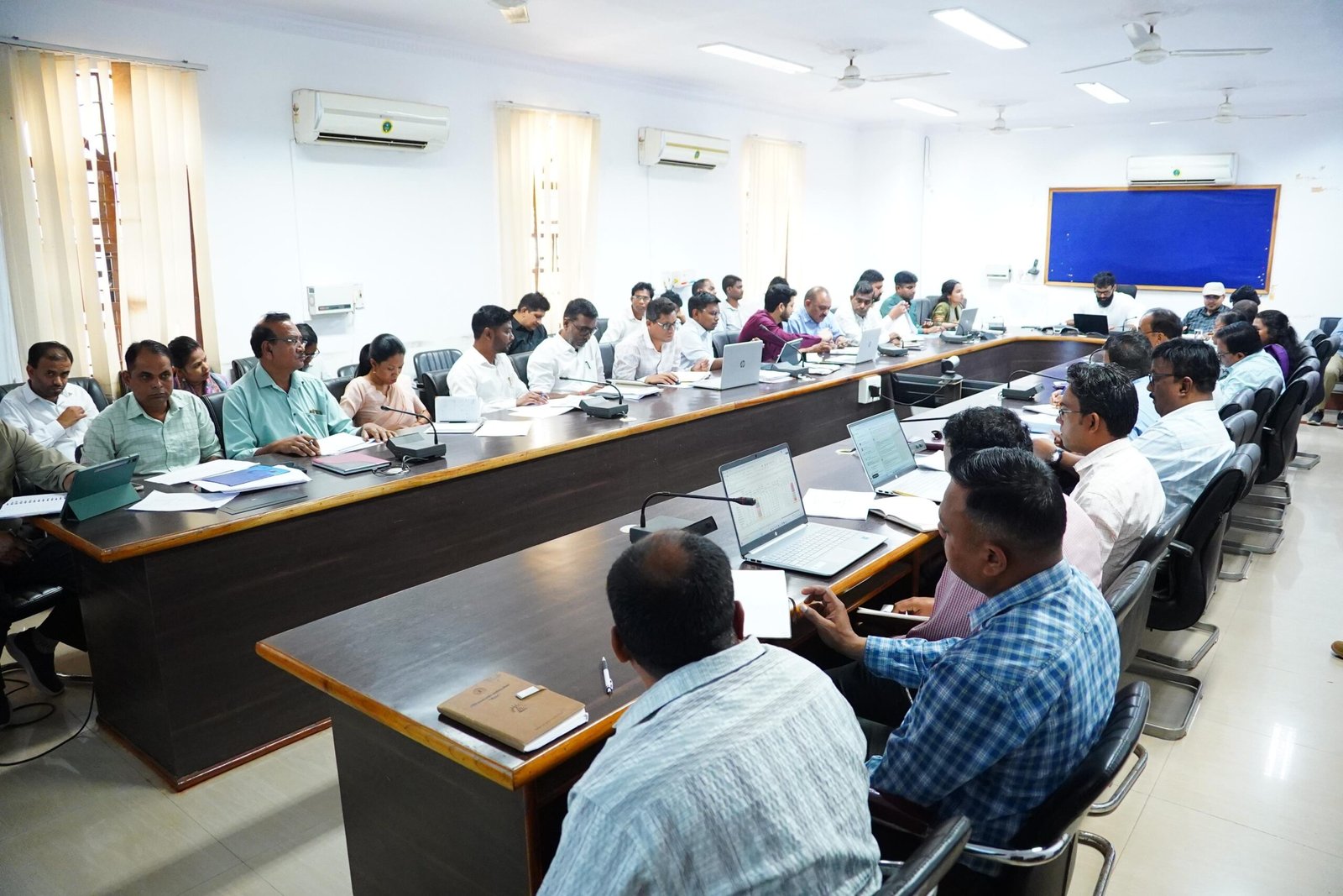 कलेक्टर रोहित व्यास ने ग्राम पंचायतों में संचालित विकास योजनाओं की समीक्षा की राशन कार्ड धारियों के ई-केवाईसी कार्य समय-सीमा में पूर्ण करने के दिए निर्देश