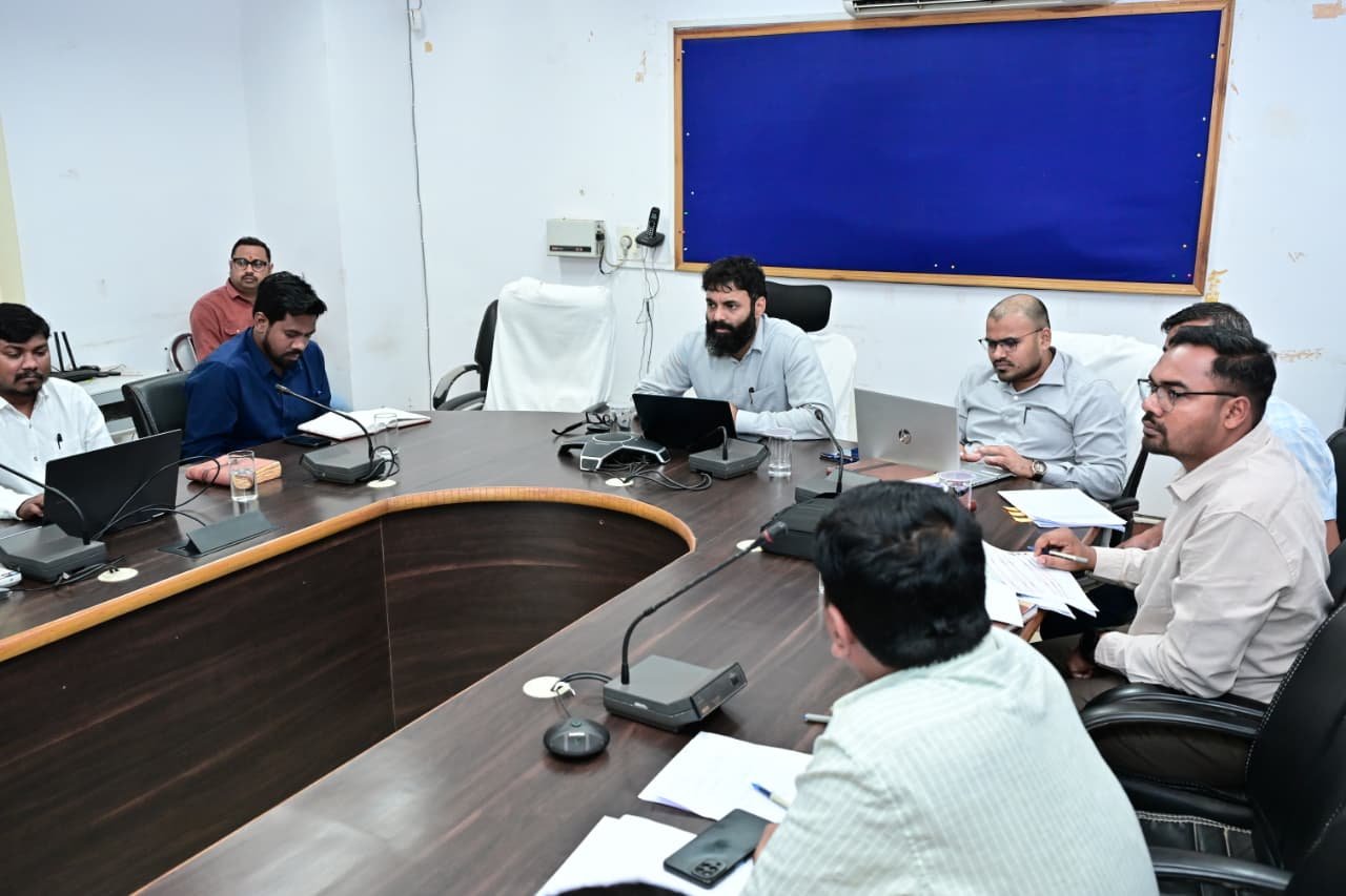 कलेक्टर ने प ळव्ज् पोर्टल में अधिकारियों और कर्मचारियों को पंजीयन करके 3 कोर्स पूरा करके प्रमाण पत्र प्राप्त करने के दिए निर्देश सभी कार्यालयों में ई ऑफिस का संचालन सुनिश्चित करने के निर्देश विघुत विभाग को घर घर में स्मार्ट मीटर लगाने में प्रगति लाने के निर्देश