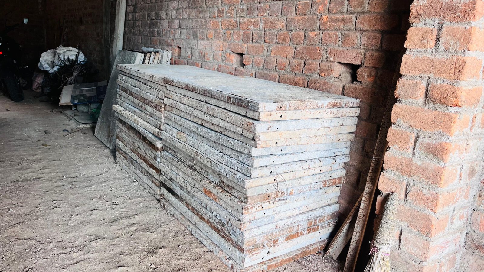 लालमती ने मजबूत इरादों के साथ बनाई अपनी खुद की पहचान शटरिंग प्लेट के कार्य का कर रही बेहतर संचालन निजी भवनों, प्रधानमंत्री आवास भवनों के छतों की ढलाई करने के लिए शटरिंग प्लेट उपलब्ध कराती है