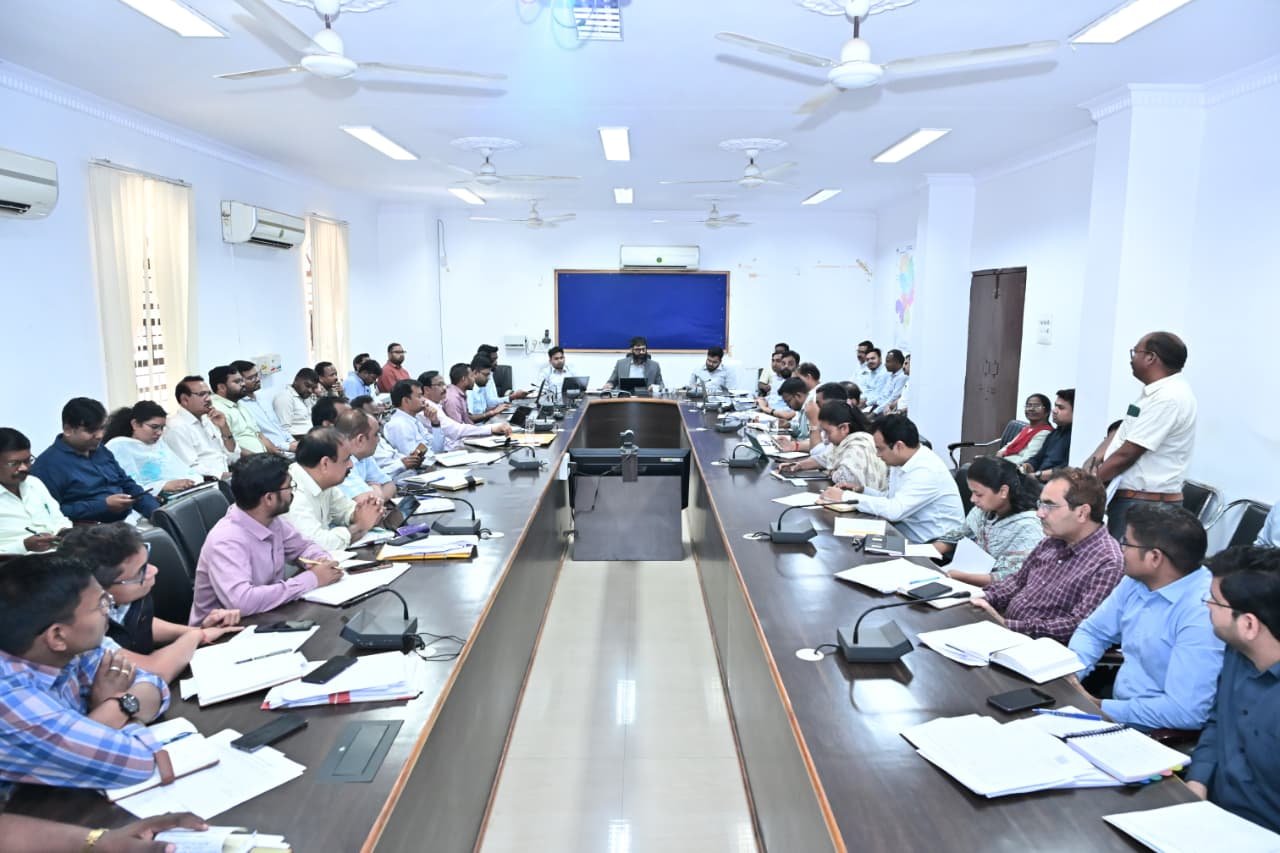 कलेक्टर  रोहित व्यास ने समय-सीमा की बैठक में लंबित प्रकरणों के त्वरित निराकरण के दिए निर्देश साप्ताहिक बैठक और जनदर्शन की तिथियों में परिवर्तन अवैध रेत खनन पर सख्त कार्यवाही के दिए निर्देश