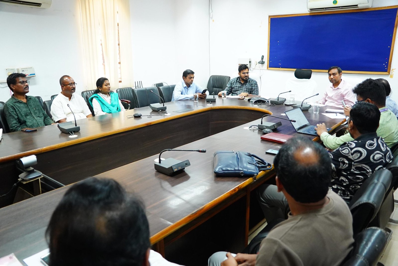 अपर कलेक्टर प्रदीप कुमार साहू ने जिले के गैस एजेंसी संचालकों ली बैठक उपभोक्ताओं को गैस सिलेंडर लेने कोई परेशानी नहीं होनी चाहिए अधिक दर लेने और अवैध भण्डारण की शिकायत मिलने पर होगी कार्रवाई